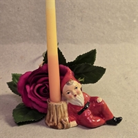 julestage-liggende-nisse-roedt-toej-lysestage-til-juletraeslys-gammel-stage-porcelaen-